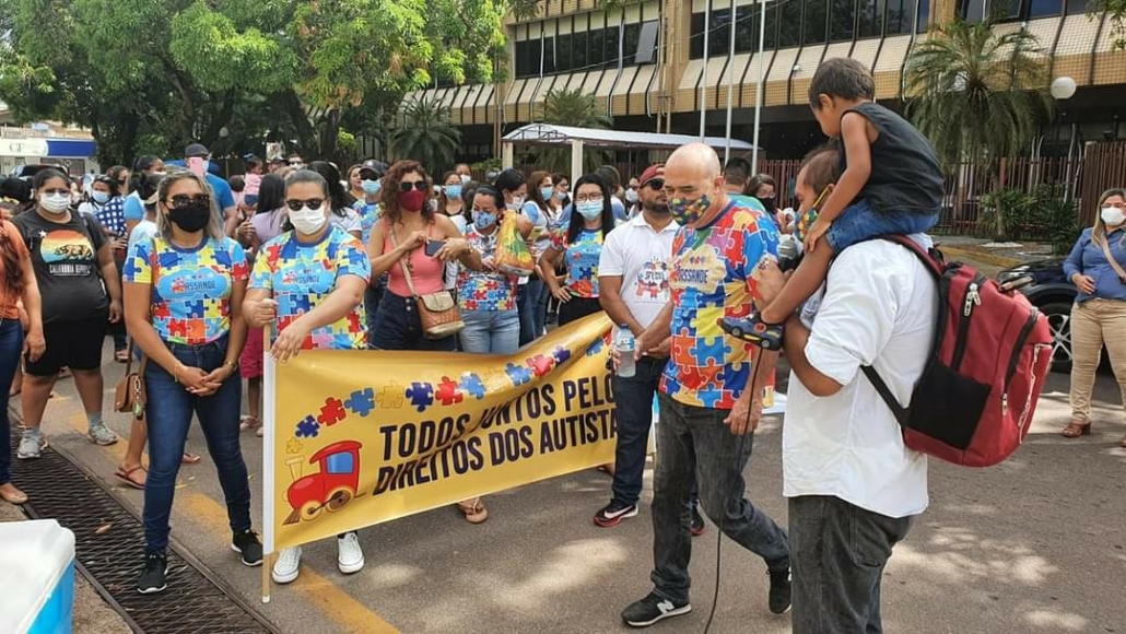 Manifestantes reclamam sobre falta de médicos para autistas no Amapá — Canal Autismo / Revista Autismo