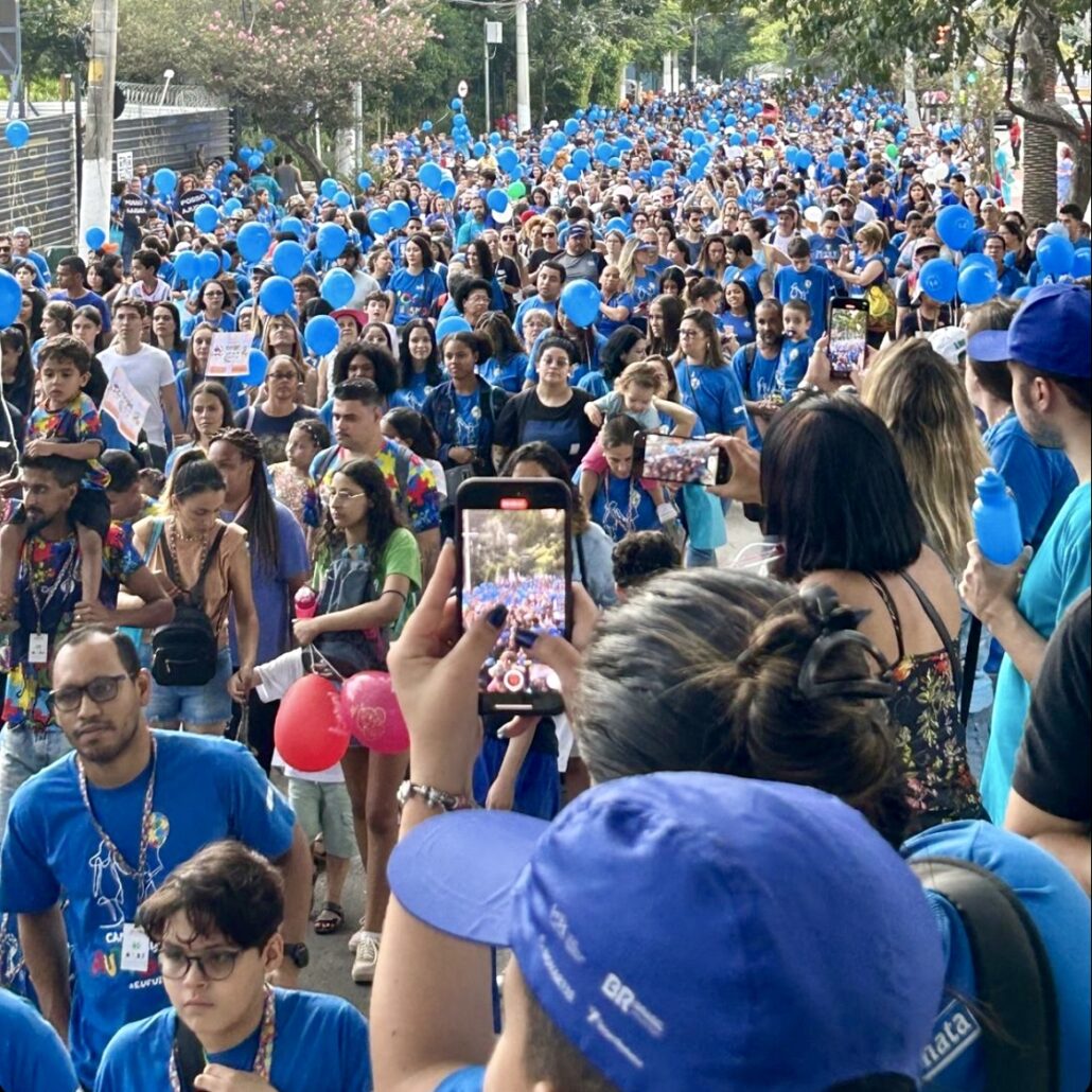 Caminhada pelo Dia Mundial de Conscientização do Autismo 2024, em São Paulo (SP), no bairro Moema, em 07.abr.2024