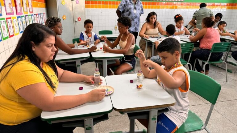 Alunos na Baixada Fluminense fazem materiais para crianças autistas no RS — Canal Autismo / Revista Autismo