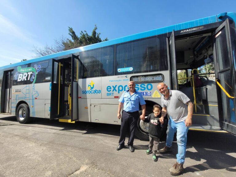 Autista com hiperfoco em ônibus comemora aniversário em BRT — Canal Autismo / Revista Autismo