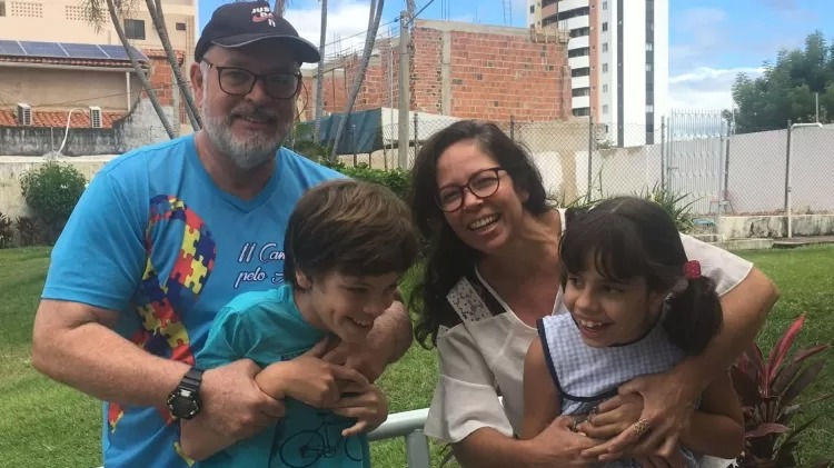 'Não sou a Mulher-Maravilha', diz mãe de três autistas — Canal Autismo / Revista Autismo