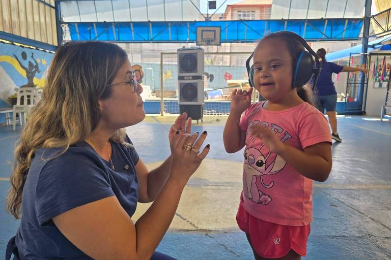 Em Santos, foliões autistas receberam abafadores — Canal Autismo / Revista Autismo