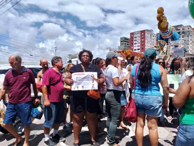 Mães de autistas fazem protesto durante Carnaval do Recife — Canal Autismo / Revista Autismo